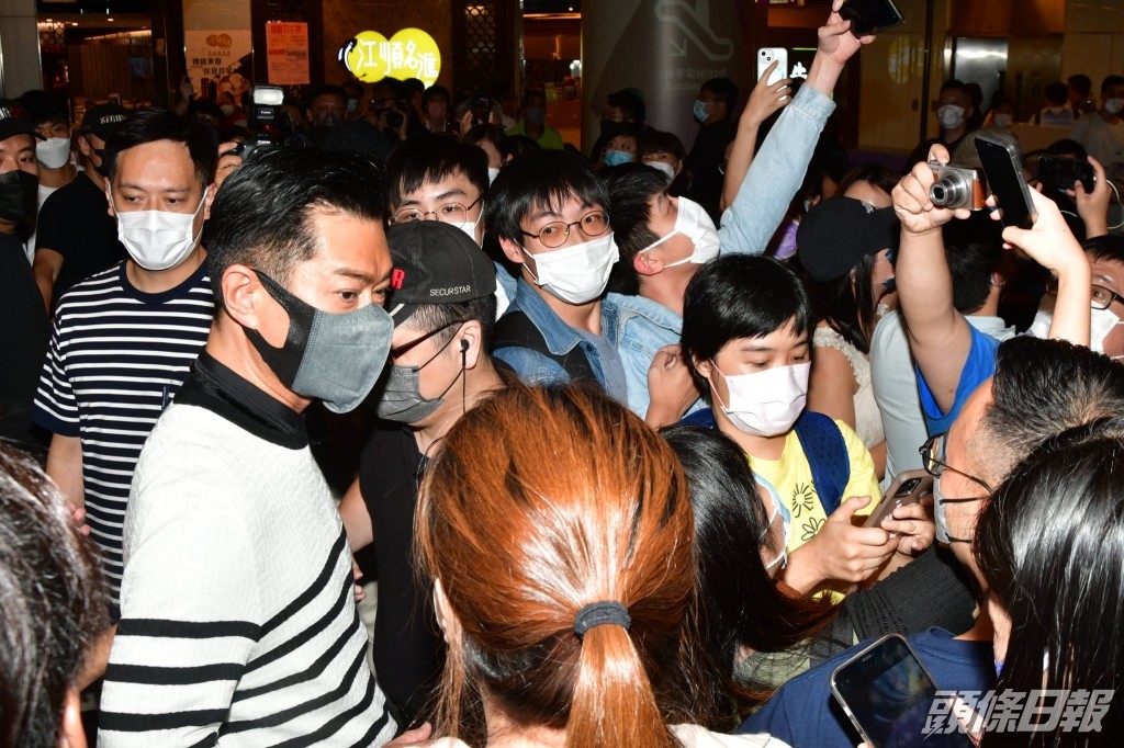 現場市民見到古仔好興奮。